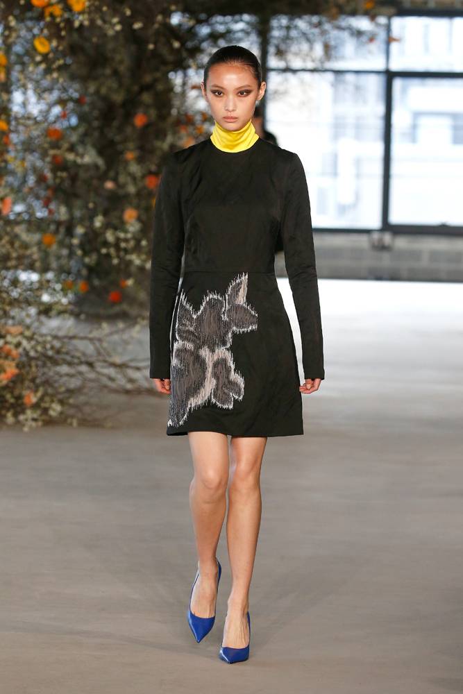 Jason Wu rend hommage à la couture américaine dans sa collection automne-hiver 2022-2023