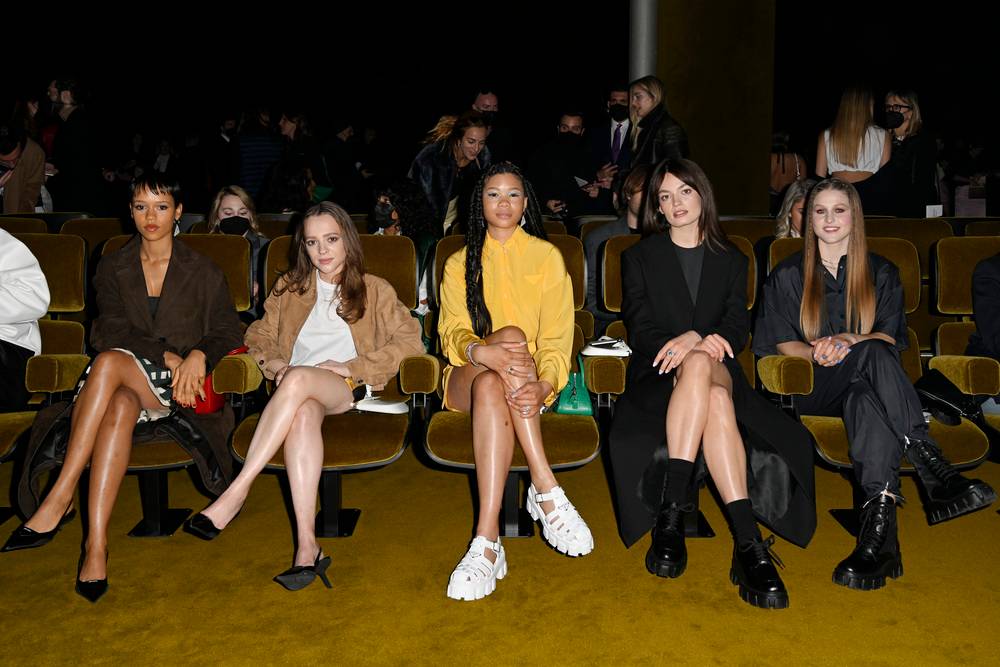 Taylor Russell, Shira Haas, Storm Reid, Emma Mackey et Julia au défilé Prada automne-hiver 2022-2023