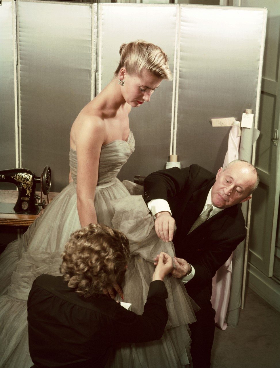 Christian Dior en France dans les années 50, 1950. Photo de KAMMERMAN/Gamma-Rapho via Getty Images)
