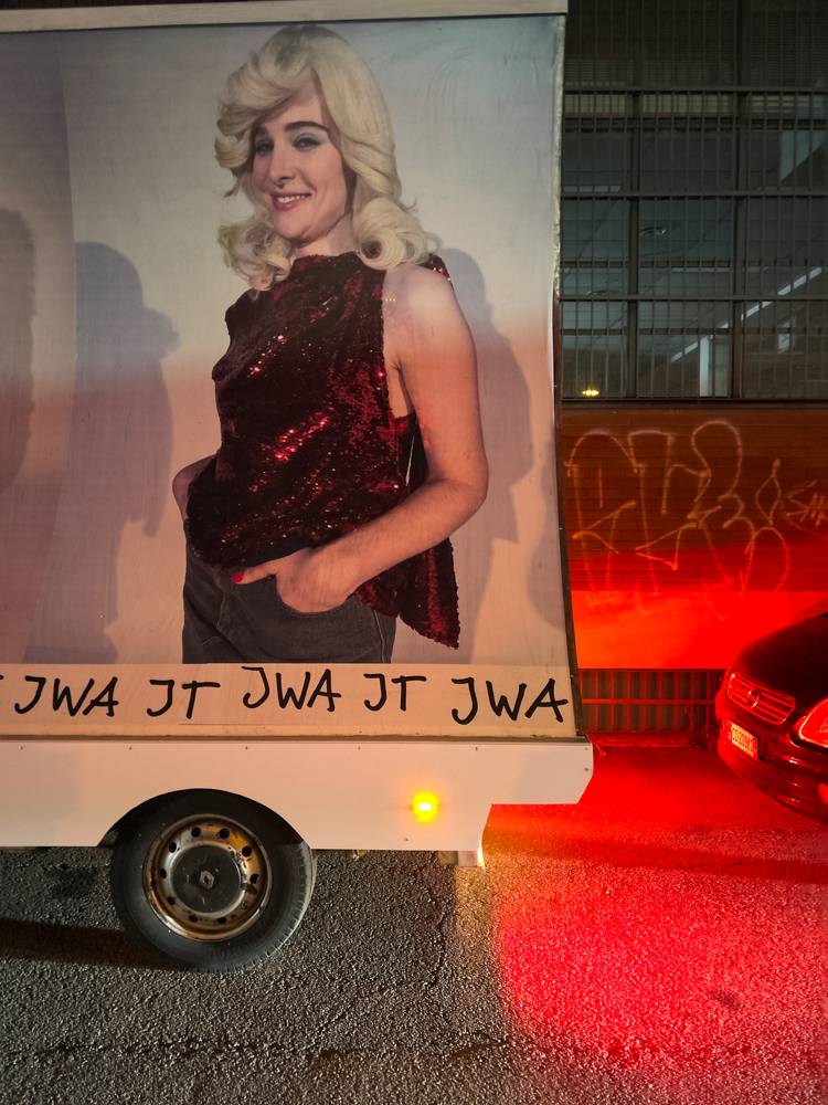 JW Anderson dévoile sa collection automne-hiver 2022-2023 sur un van faisant le tour de Milan