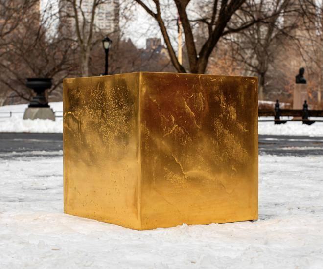 “Castello Cube” en or pur, 24 carats, Niclas Castello, New York, Central Park. Photo : Sandra Mika.