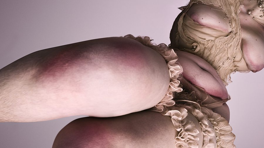 Comment la créatrice Michaela Stark et le photographe Sølve Sundsbø transforment les corps