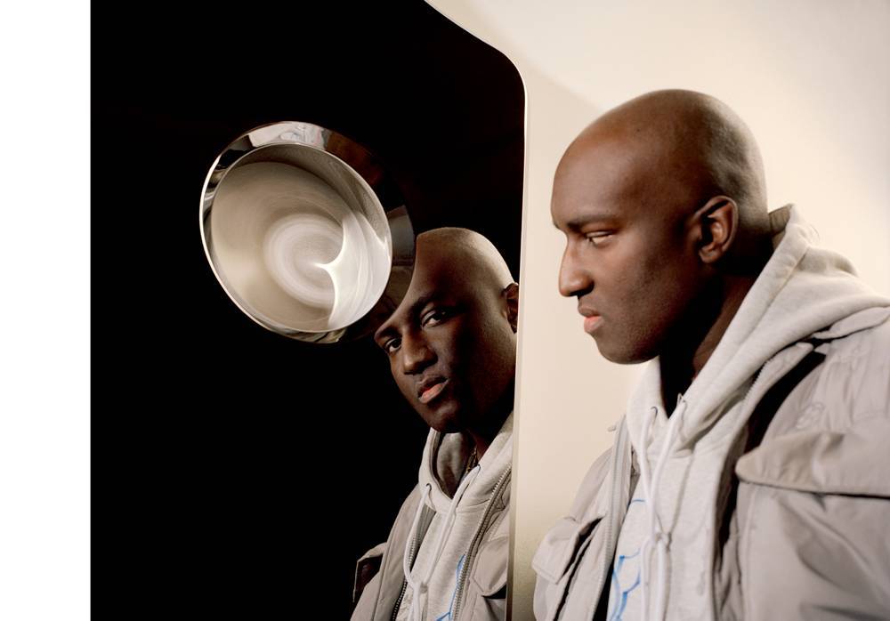 Virgil Abloh photographié dans son exposition "Efflorescence" à la Galerie Kreo, à Paris, en mars 2020. Portrait : Reto Schmid pour Numéro art.