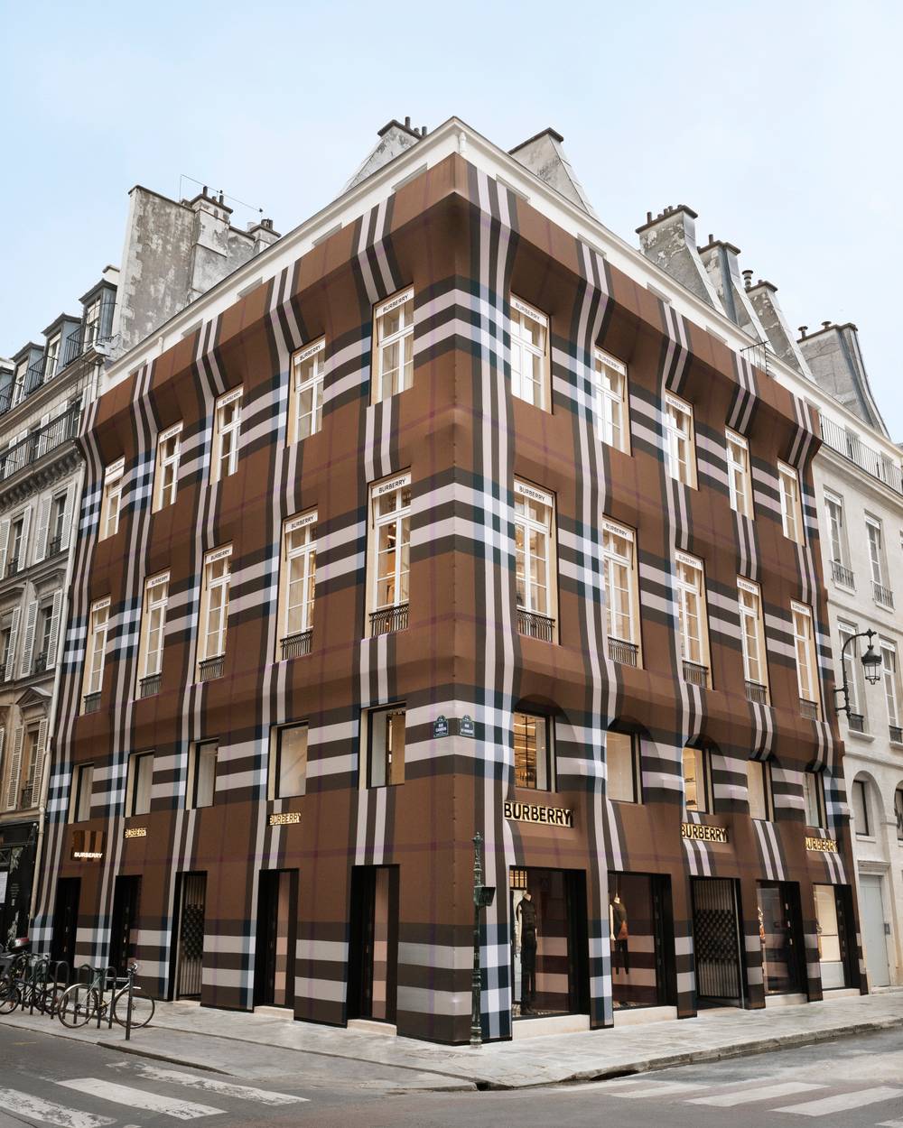 Burberry inaugure un nouveau flagship parisien