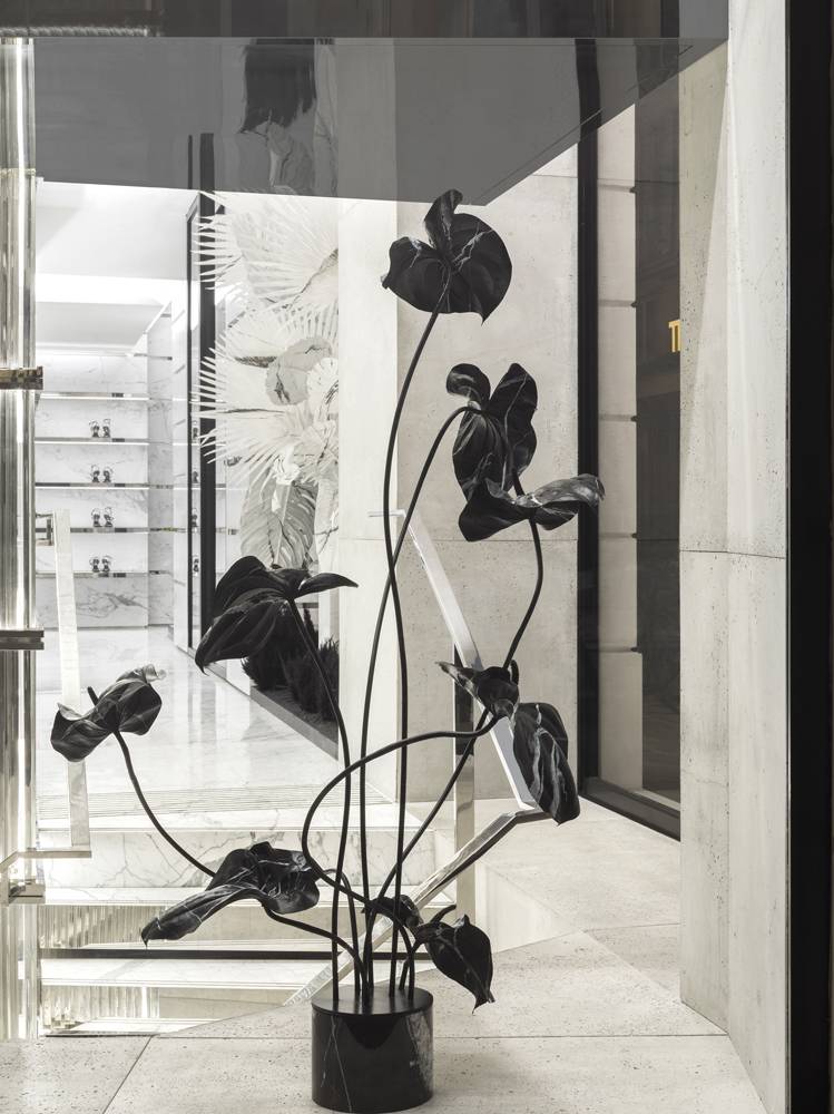 Les compositions florales de Sophie Parker font corps avec les boutiques Saint Laurent Rive Droite 