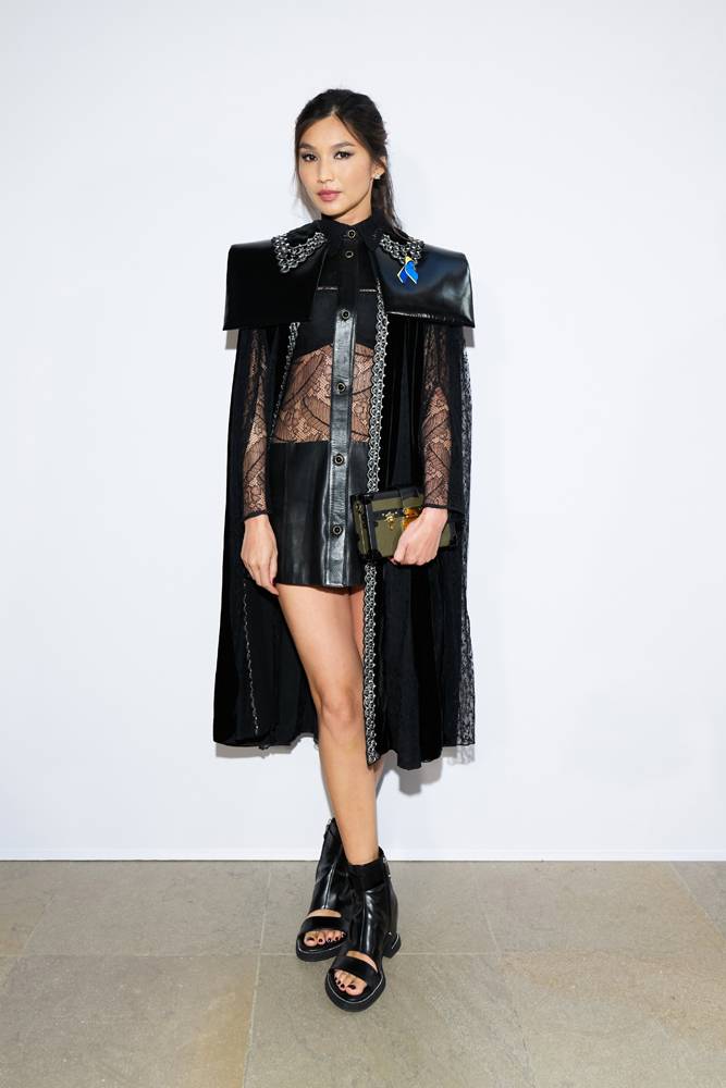 Gemma Chan au défilé Louis Vuitton automne-hiver 2022-2023