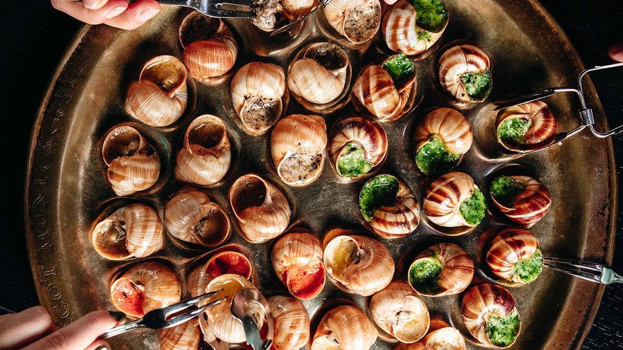 Quel restaurant parisien dédie sa carte aux escargots ?