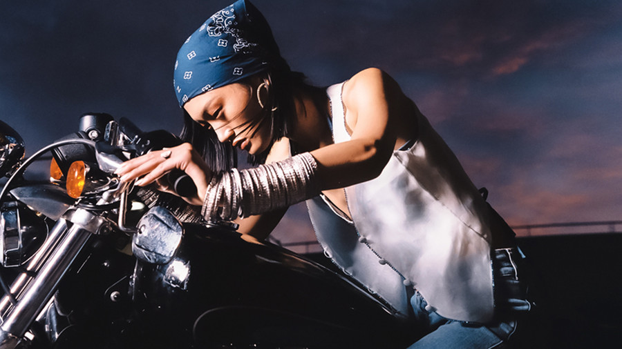 Série mode : Effie Steinberg en motarde fatale sous l'oeil d'Emon Toufanian