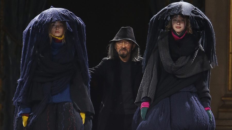 Pluie de laine au défilé Yohji Yamamoto automne-hiver 2022-2023