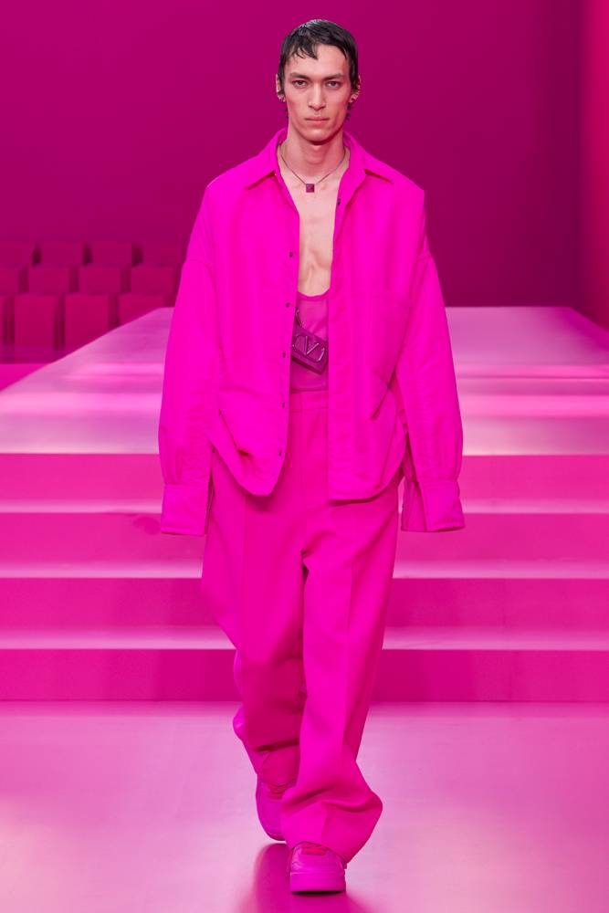 Valentino voit la vie en rose dans son défilé automne-hiver 2022-2023