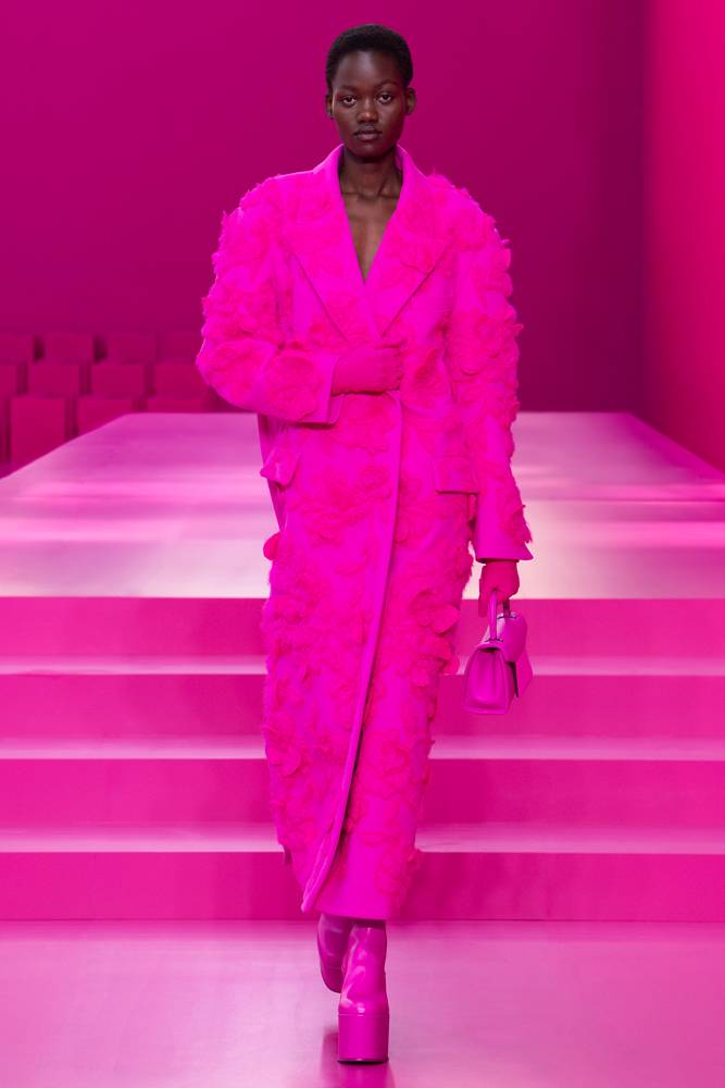 Valentino voit la vie en rose dans son défilé automne-hiver 2022-2023