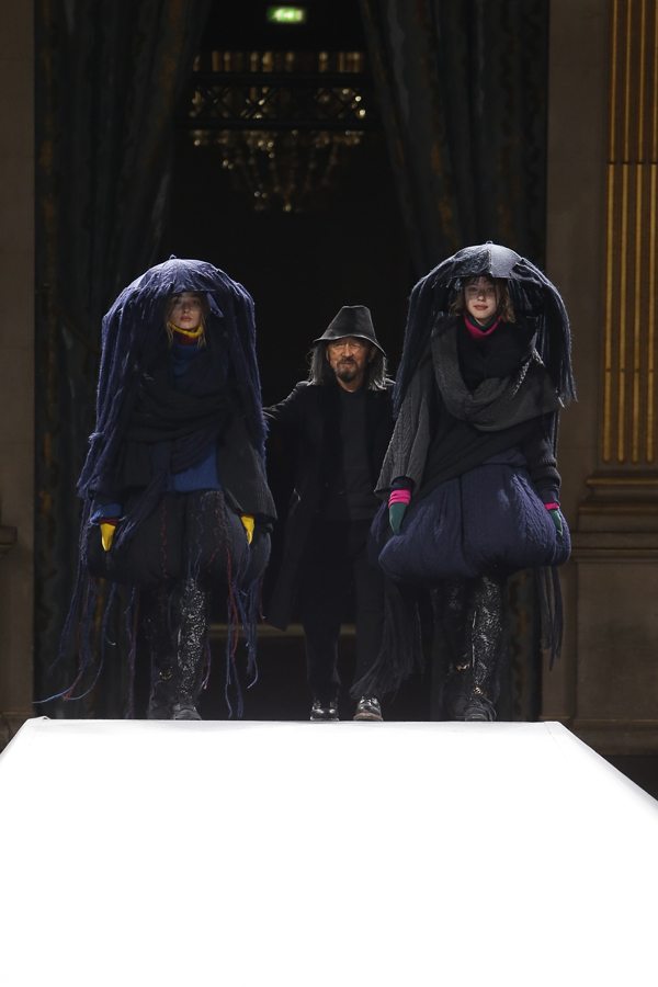 Pluie de laine au défilé Yohji Yamamoto automne-hiver 2022-2023