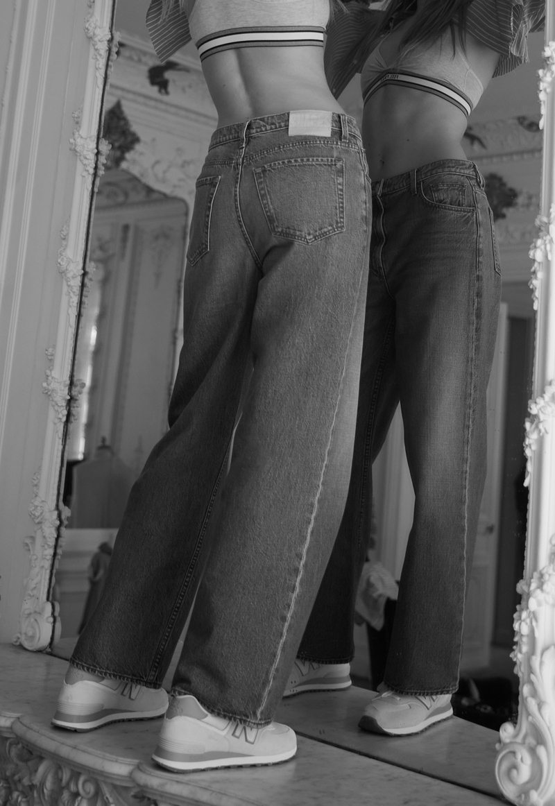 Le label de denim Mother lance une collection ludique de jeans retro