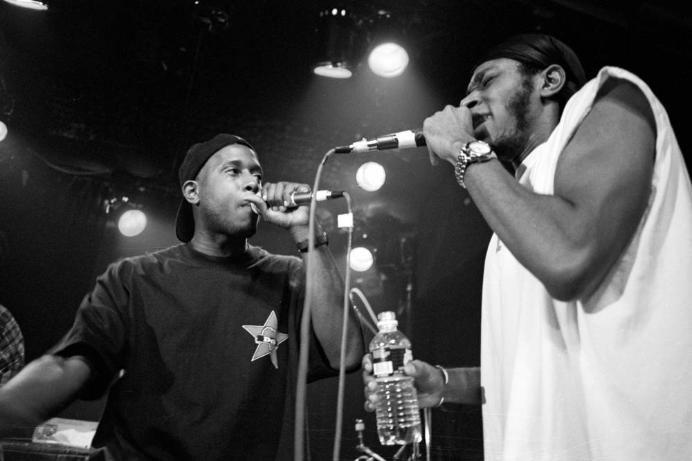 Talib Kweli, et Mos Def (Yasiin Bey) de Black Star en 1999.(Photo by Hiroyuki Ito/Getty Images)