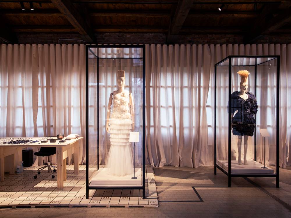 À gauche : robe Chanel haute couture automne-hiver 2021-2022. À droite : robe-manteau Chanel printemps-été 2012.