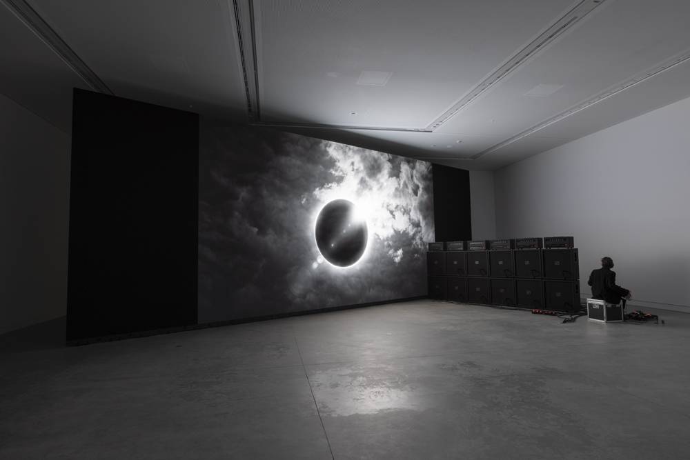 Marco Fusinato, vue de l'exposition “DESASTRES” au pavillon australien, 2022. Photo: Andrea Rossetti.