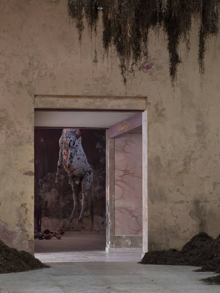 Uffe Isolotto, vue de l'exposition “We Walked the Earth” au pavillon danois, 2022 © Ugo Carmeni.