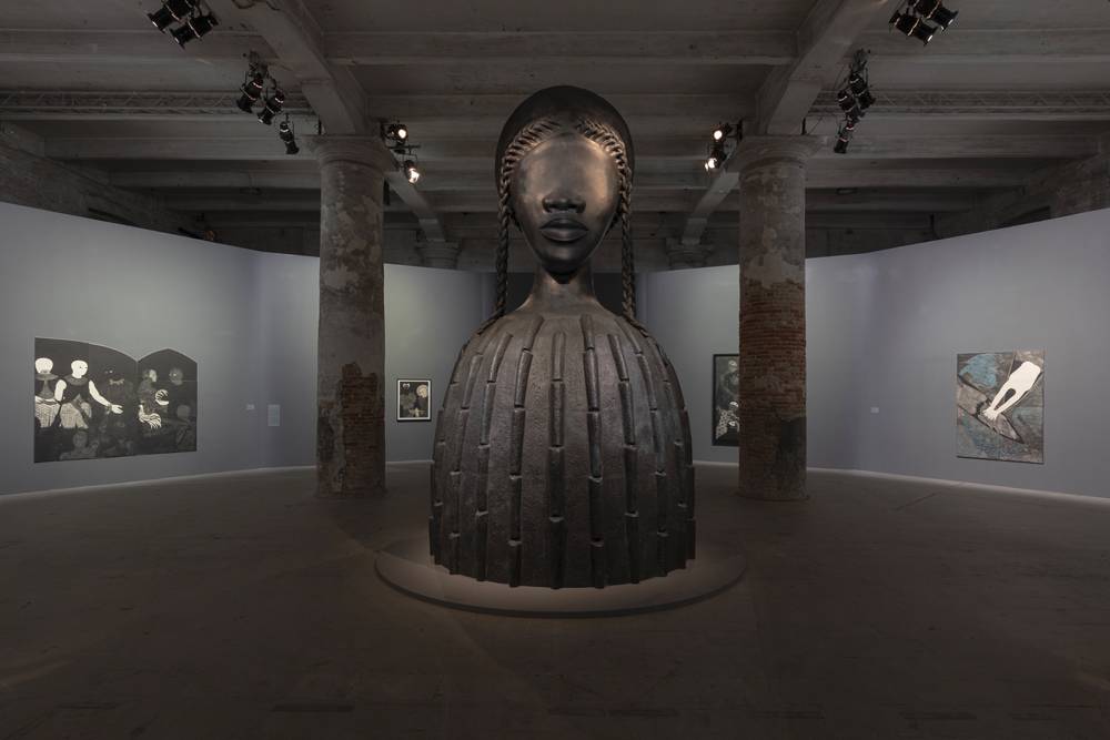 Simone Leigh, “Brick House“ (2019). Vue de l'exposition principale de la 59e Biennale de Venise ”The Milk of Dreams” à l'Arsenal, 2022.