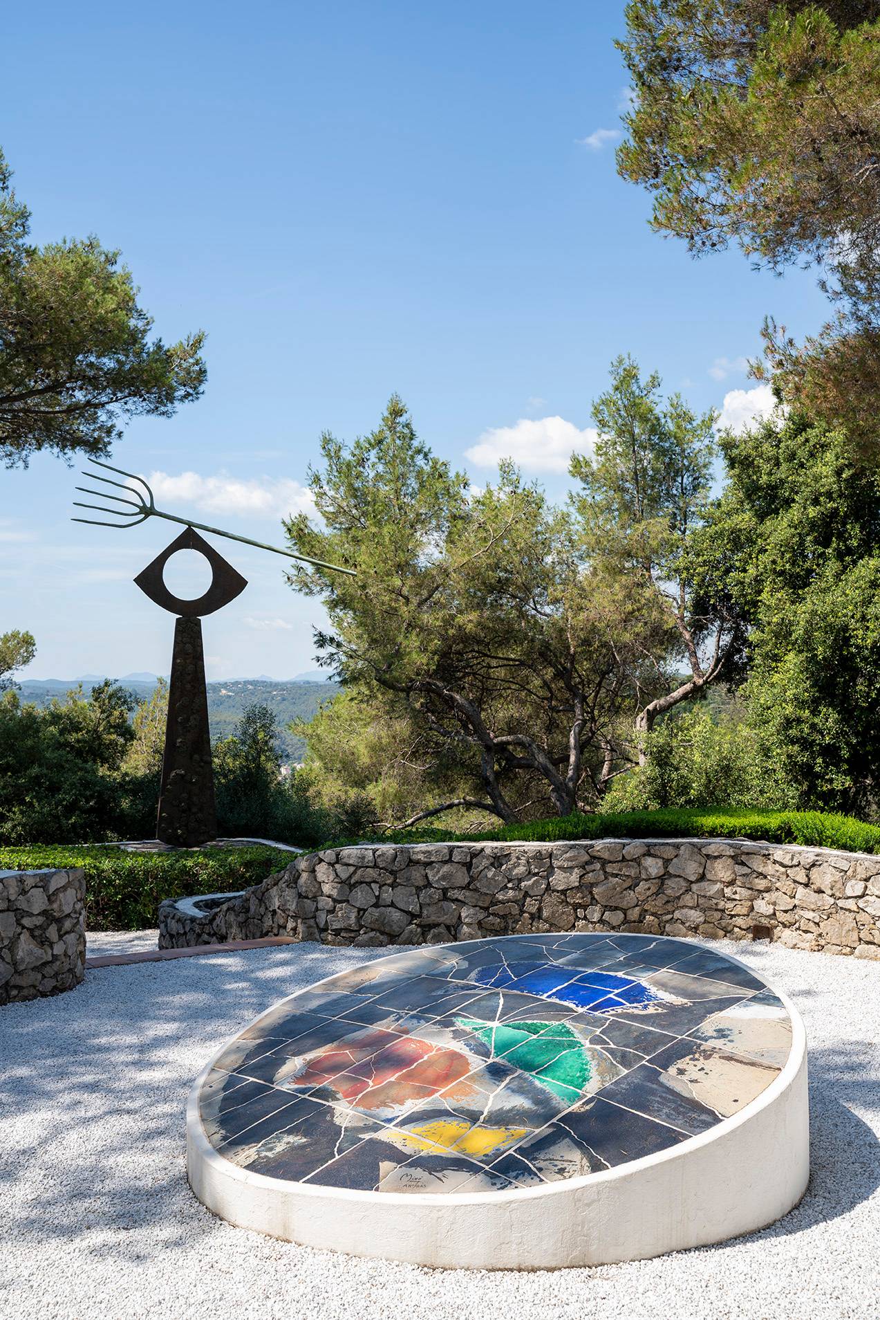 Joan Miró, “Le cadran solaire” (1973), Saint Paul de Vence, Labyrinthe Miró. 
© Fondation Maeght