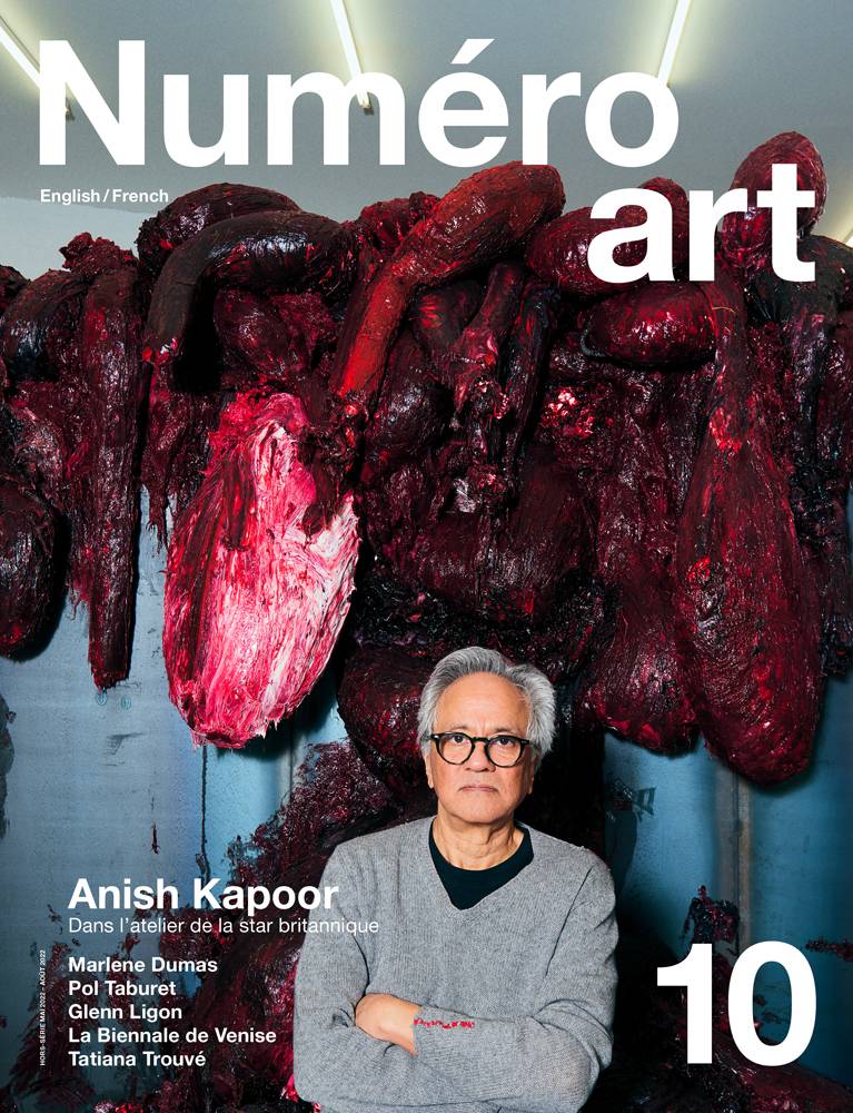 Anish Kapoor photographié dans son atelier par Simon Thiselton en couverture du Numéro art 10.