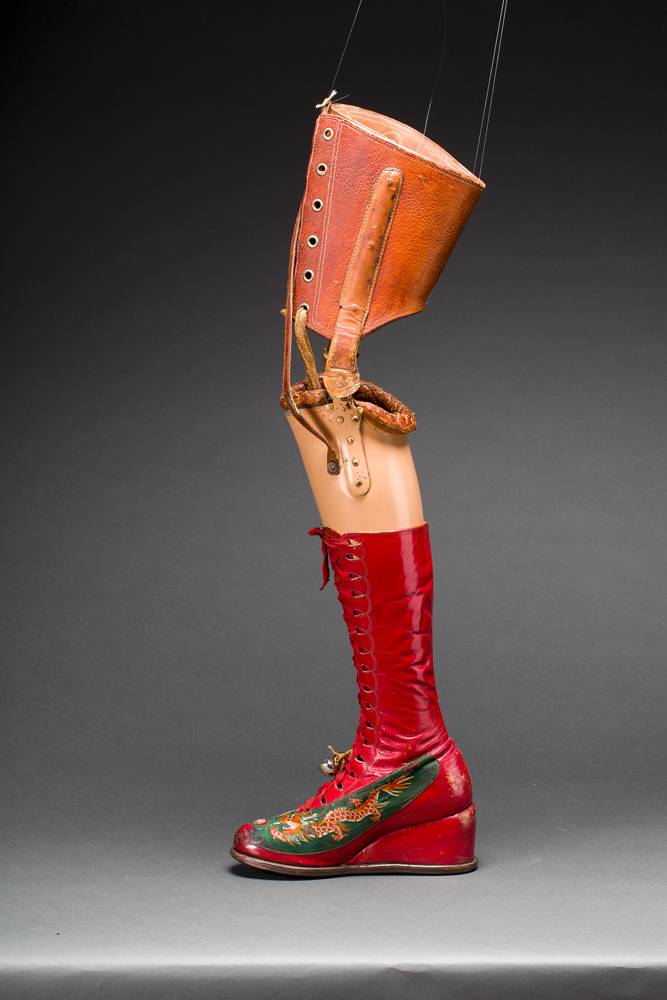Prothèse de jambe avec botte en cuir et soie brodée de motifs chinois © Museo Frida Kahlo - Casa Azul collection - Javier Honojosa, 2017 