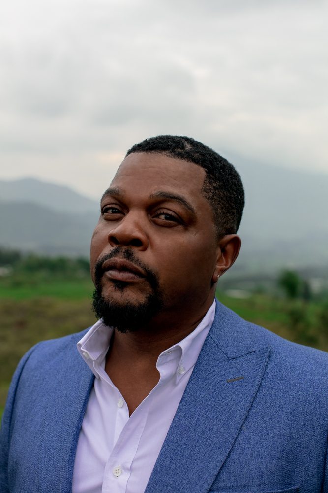 L’artiste Kehinde Wiley photographié par Brad Ogonna pour Numéro Homme à Black Rock, la résidence d’artistes qu’il a fondée au Sénégal en 2019.