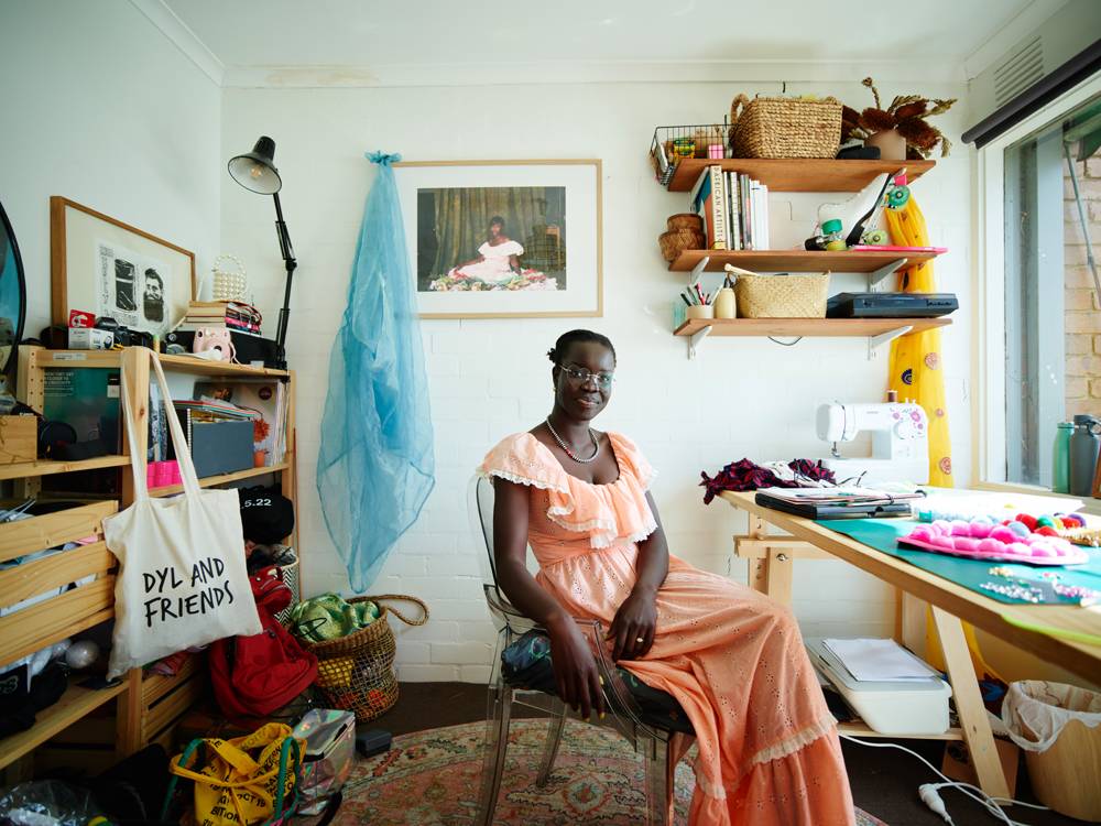Atong Atem dans son atelier, crédit photo : Kristto Ffer Paulser