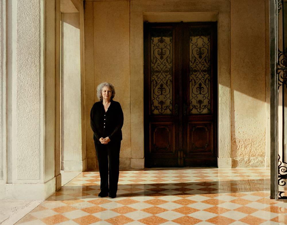 Marlene Dumas photographiée par Brett Lloyd au Palazzo Grassi pour Numéro art.