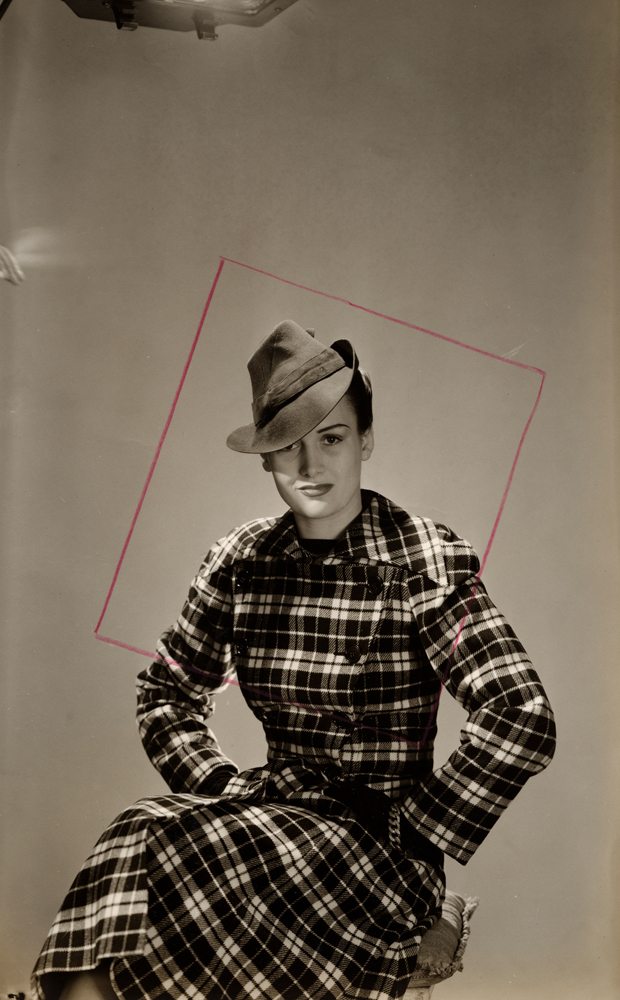 Lee Miller. Chapeaux Pidoux (avec marque de recadrage originale de Vogue Studio), Londres, Angleterre, 1939. Avec l’aimable autorisation de Lee Miller Archives.