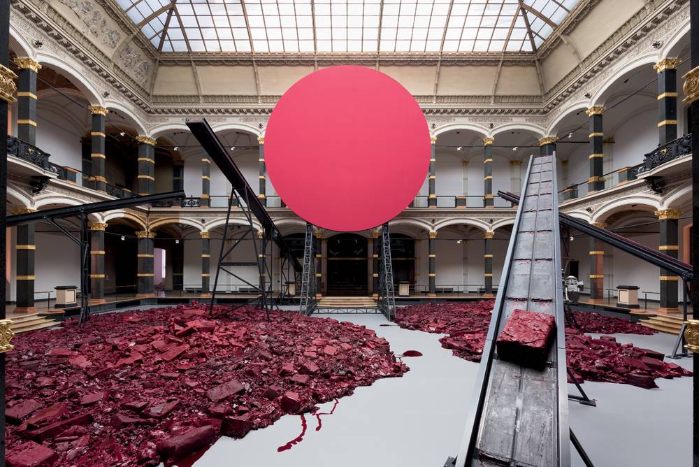 "Symphony for a Beloved Sun" (2013). Anish Kapoor. Acier inoxydable, cire et bandes transporteuses, Dimensions variables. Photo : Dave Morgan. © Anish Kapoor. All rights reserved SIAE, 2021