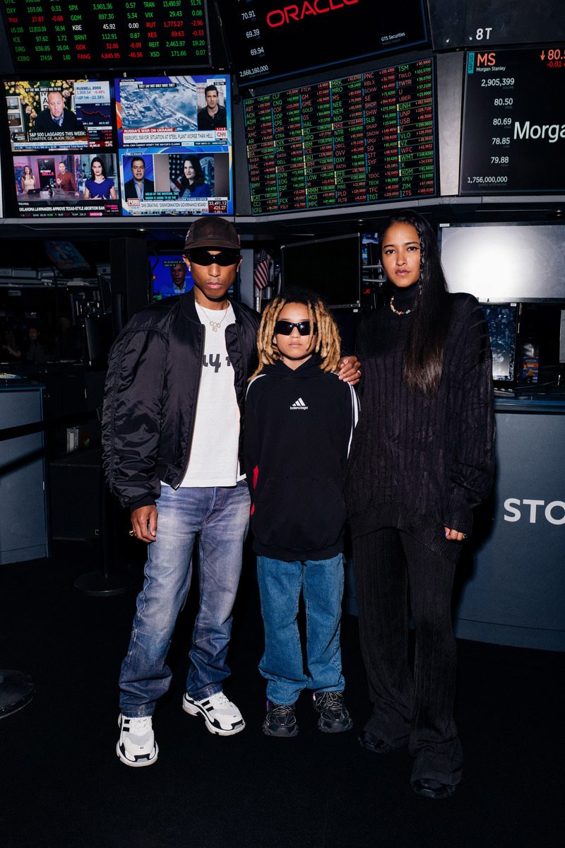 Pharrell Williams,Rocket Ayer Williams et Helen Lasicha au défilé Balenciaga spring 2023 à la Bourse de New York 
