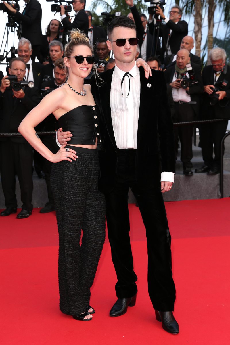 Kristen Stewart en ensemble Chanel et Tom Sturridge en costume Saint Laurent