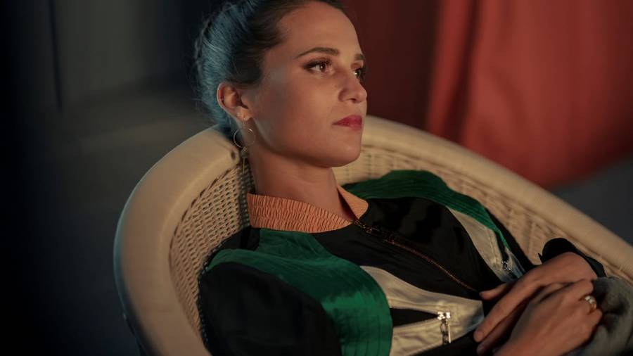 En direct de Cannes 2022 : Alicia Vikander fascine dans Irma Vep d’Olivier Assayas