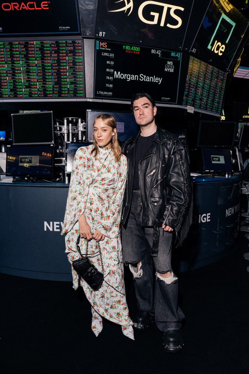 Chlöe Sevigny et Sinisa Mackovic au défilé Balenciaga spring 2023 à la Bourse de New York 