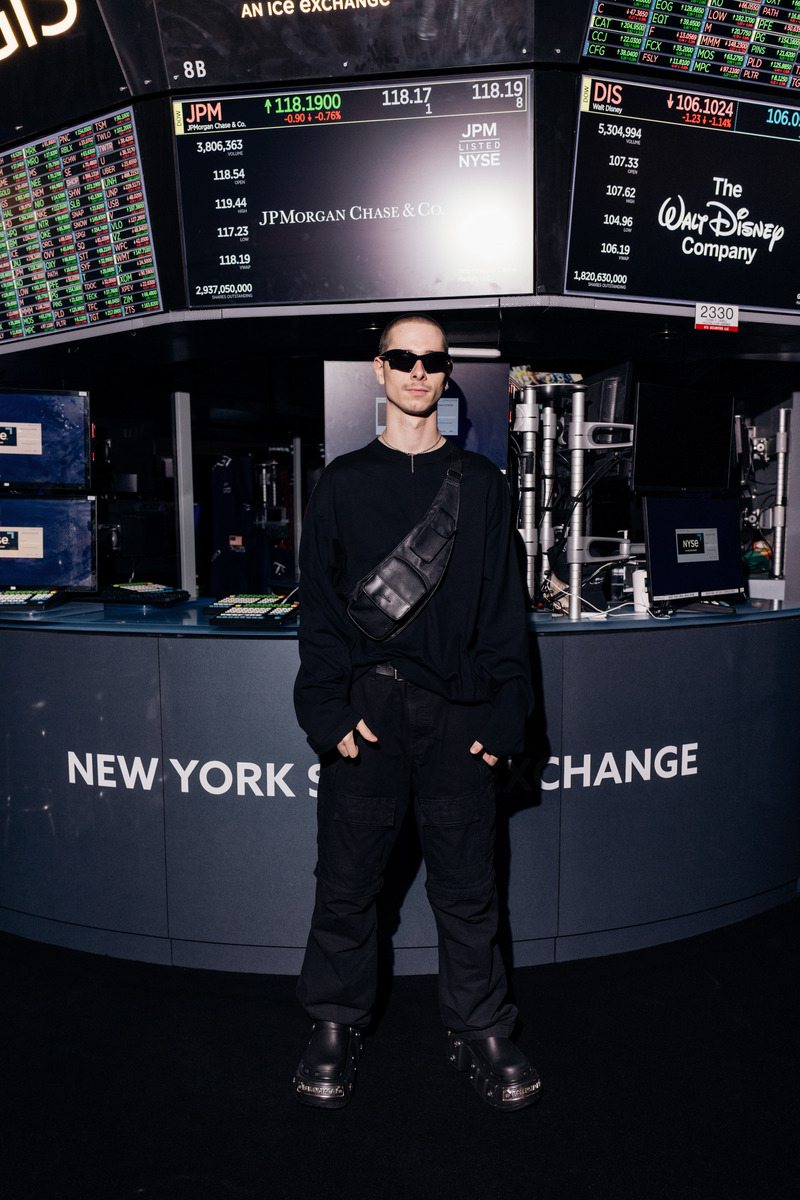Lester au défilé Balenciaga spring 2023 à la Bourse de New York 