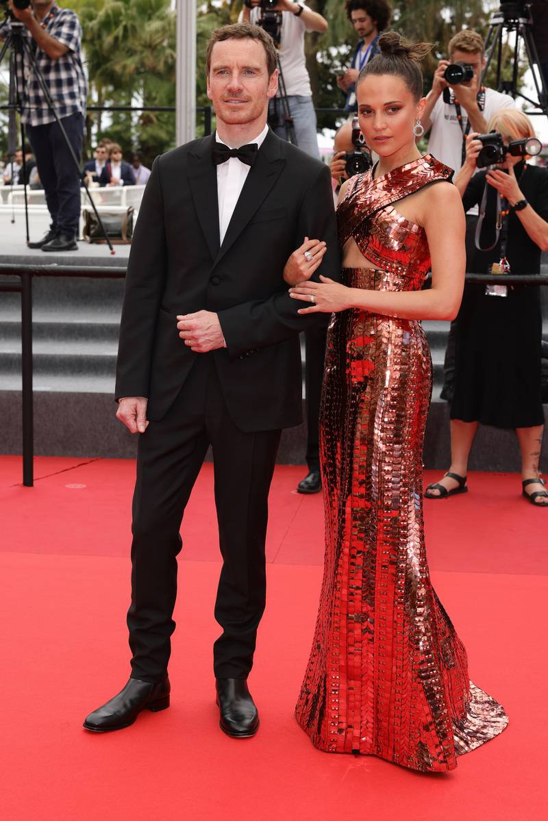 Michael Fassbender en costume Louis Vuitton et Alicia Vikander en robe et bijoux Louis Vuitton