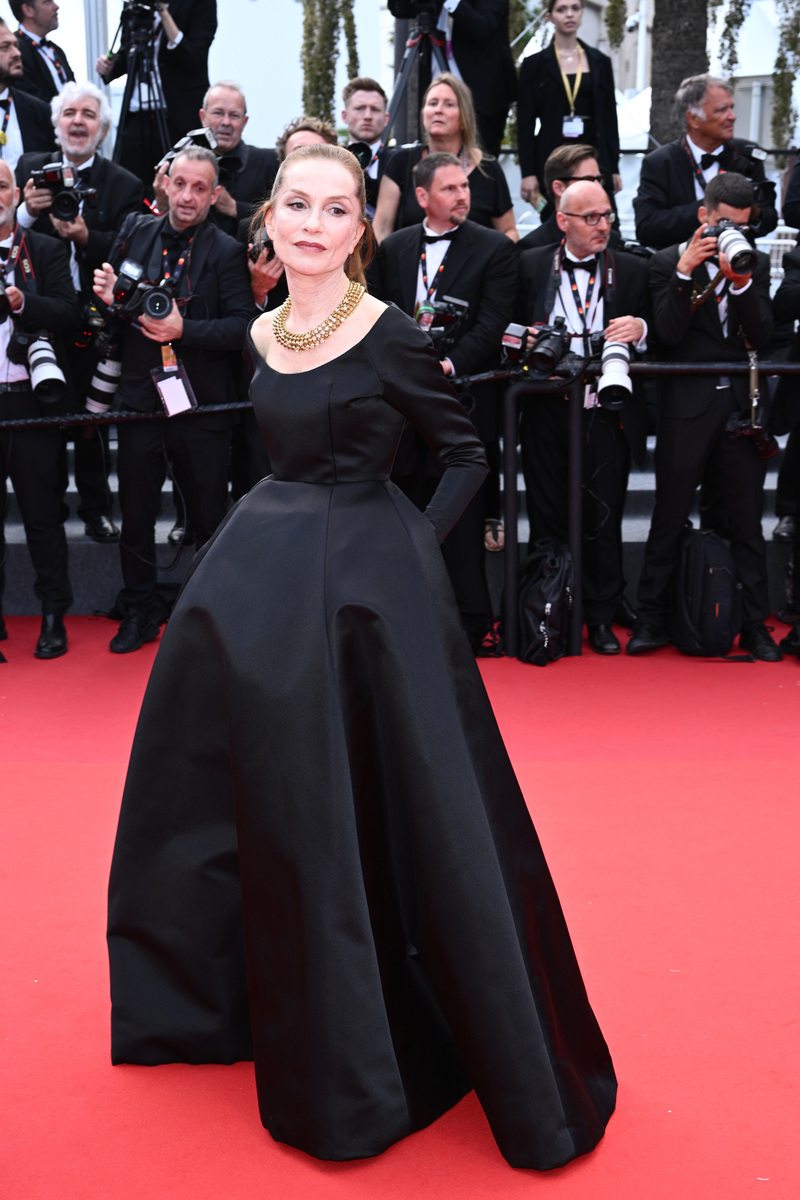 Isabelle Huppert en robe Balenciaga et bijoux Cartier