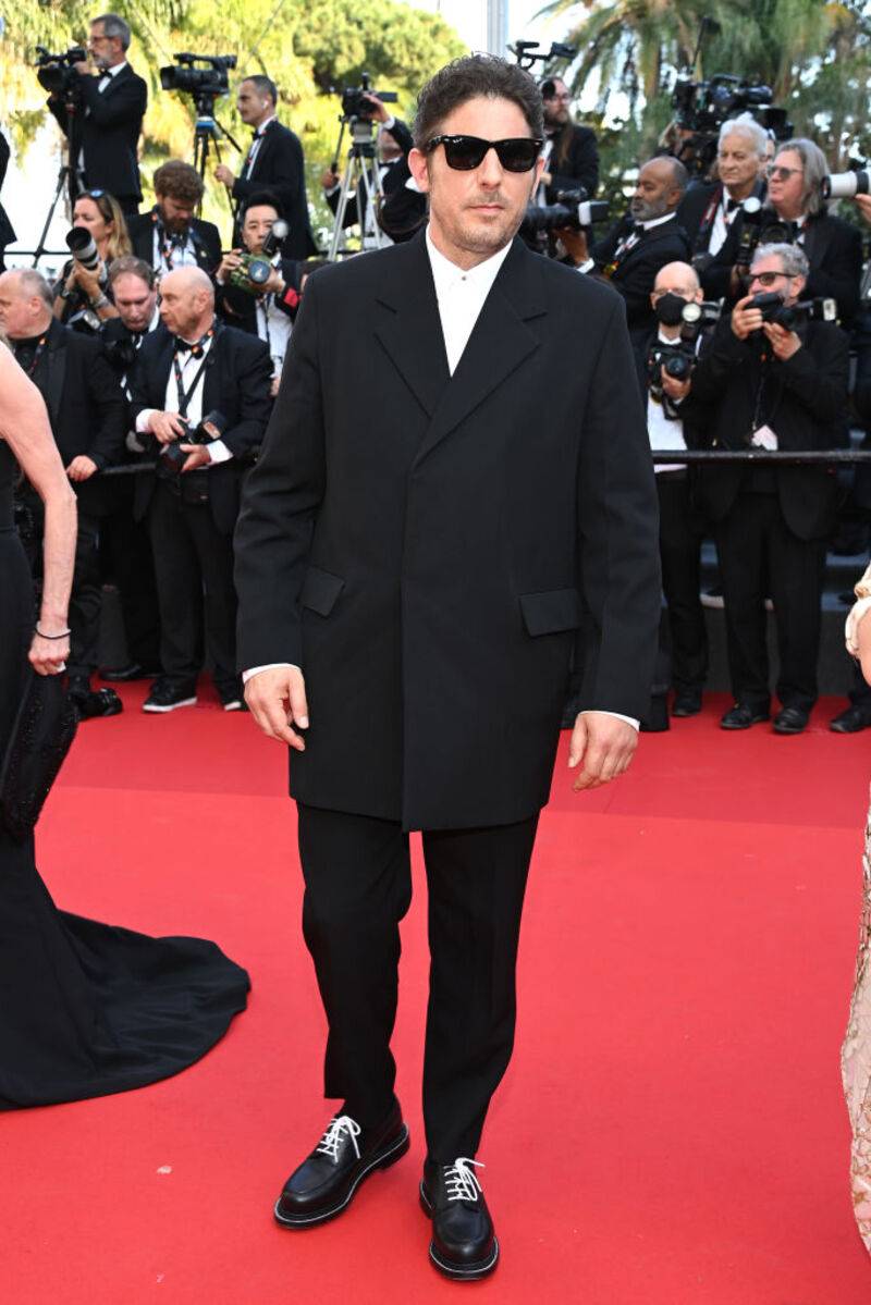 Damien Bonnard en costume Jil Sander et chaussures J.M. Weston
