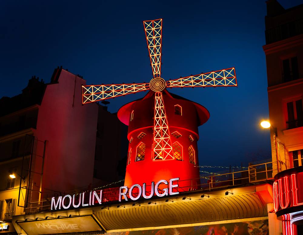 Pour ses 133 ans, le Moulin Rouge devient un AirBnB d'exception