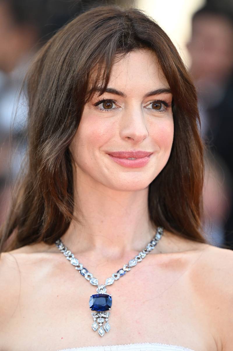 Anne Hathaway en robe Giorgio Armani Privé et bijoux Bulgari