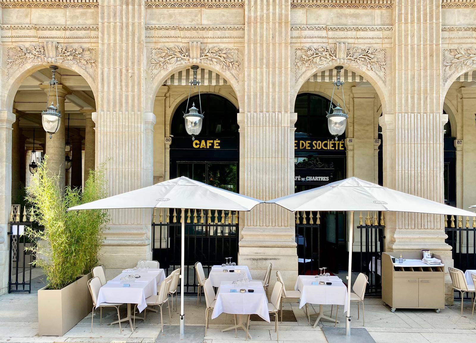 Le Grand Vefour installe sa terrasse dans les arcades des jardins du Palais Royal