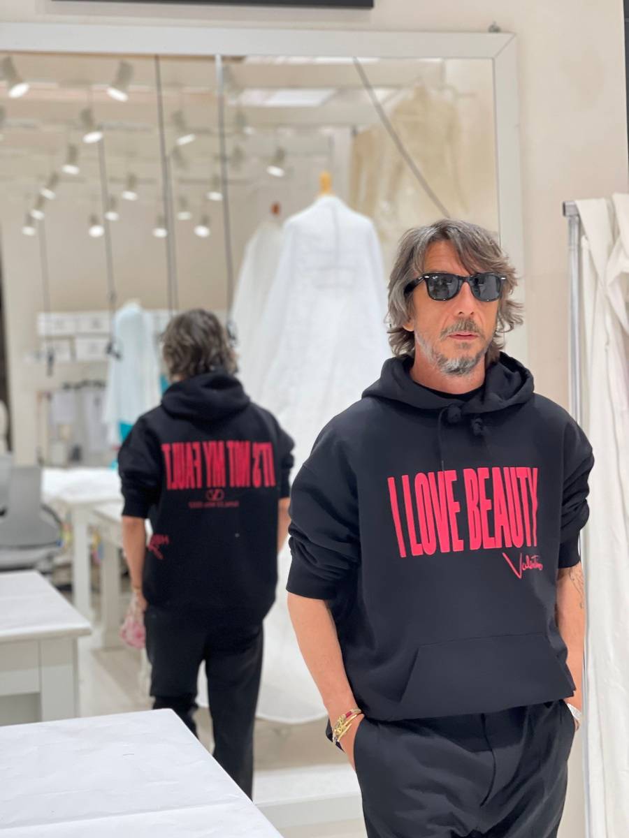 Valentino célèbre les 90 ans de son fondateur avec une expo et un hoodie
