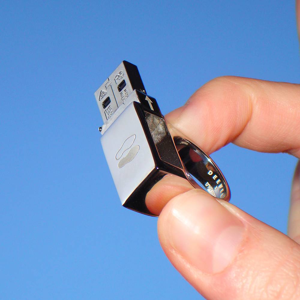 L'objet insolite du jour : la bague-clé USB des labels D'Heygère et Deewee