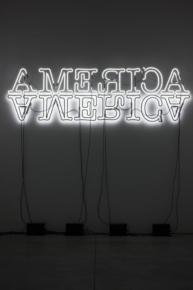 Glenn Ligon, “Double America” (2012). Photo : Farzad Owrang.  © GLENN LIGON. Courtesy de l’artiste ; Hauser & Wirth, New York ; Regen Projects, Los Angeles ; Thomas Dane Gallery, Londres & Chantal Crousel, Paris
