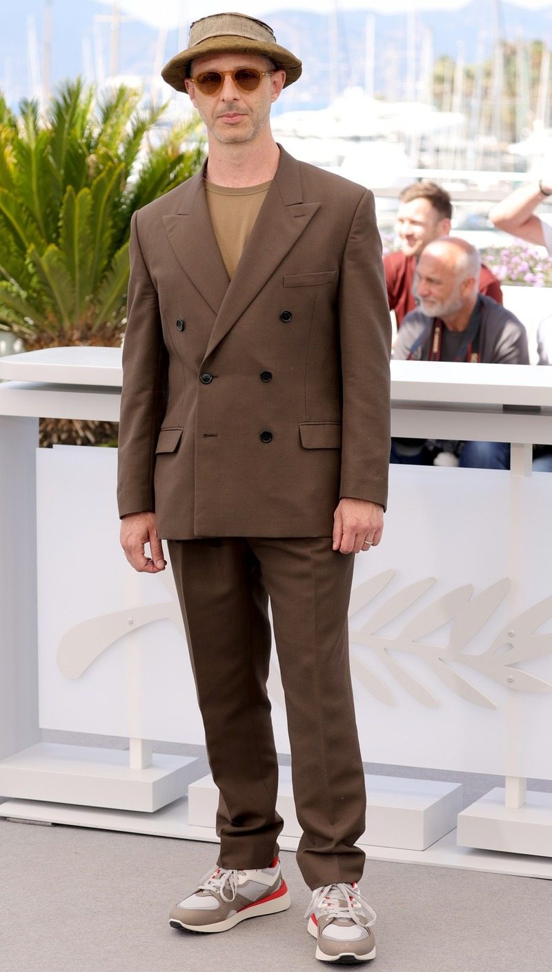 Jeremy Strong en costume Dior