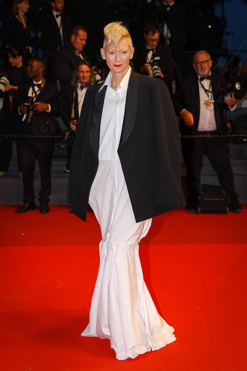 Tilda Swinton en robe et veste Alaïa © Stephane Cardinale - Corbis/Corbis via Getty Images