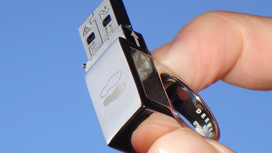 L'objet insolite du jour : la bague-clé USB des labels D'Heygère et Deewee