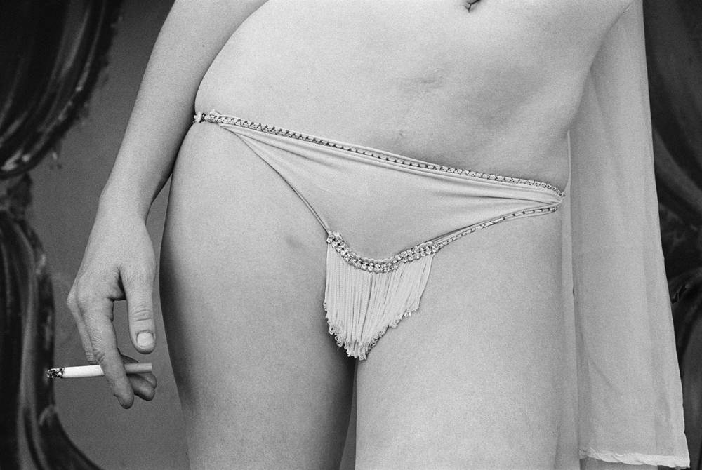 Susan Meiselas, “Shortie on the Bally”, USA. Barton, Vermont. 1974.