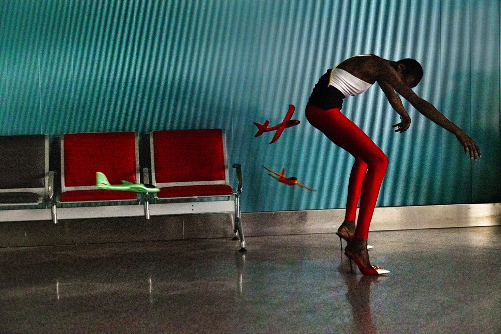 À Paris Saint Laurent expose ses créations vues par Harry Gruyaert dans un aéroport