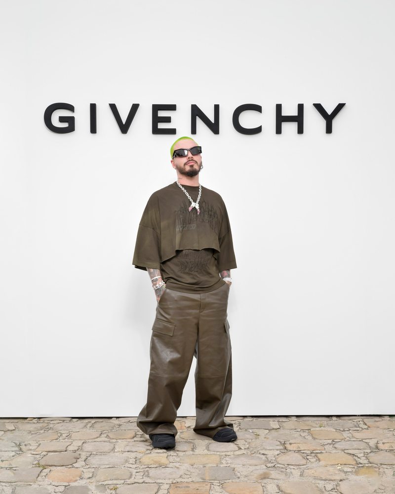 J. Balvin au défilé Givenchy printemps-été 2023 à Paris